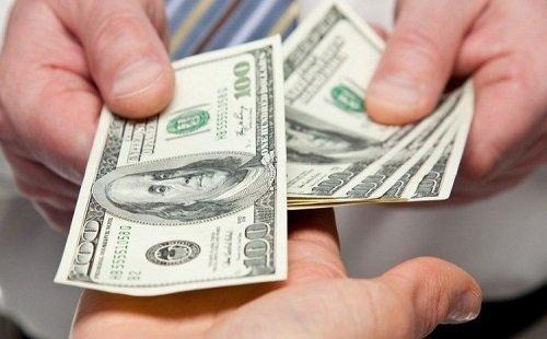 So sánh giấc mơ thấy người phụ nữ và người đàn ông đưa tiền