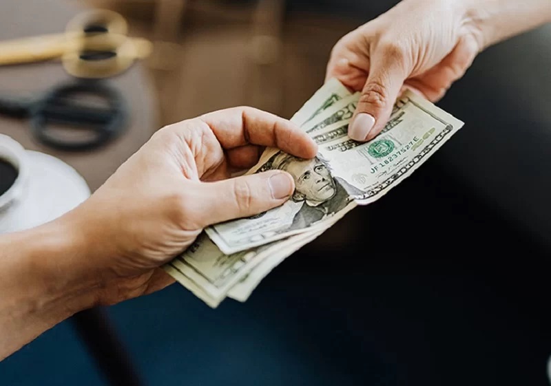Mơ thấy người lạ đưa tiền cho mình là điềm báo tốt hay xấu