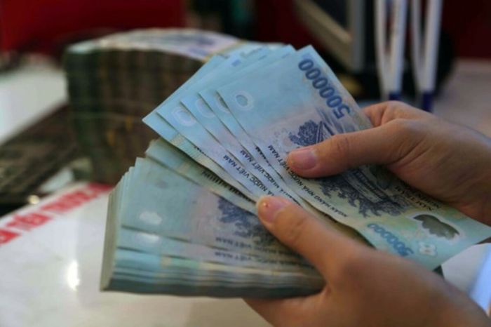 Nằm mơ thấy người ta đưa tiền cho mình đánh con gì may mắn