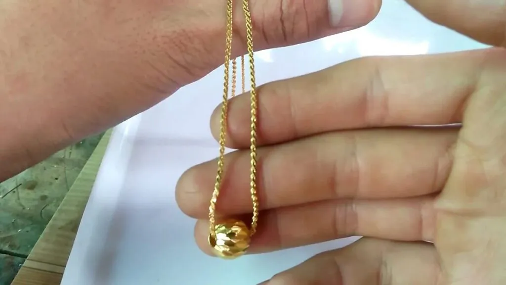 Mơ thấy nhặt được vàng nằm