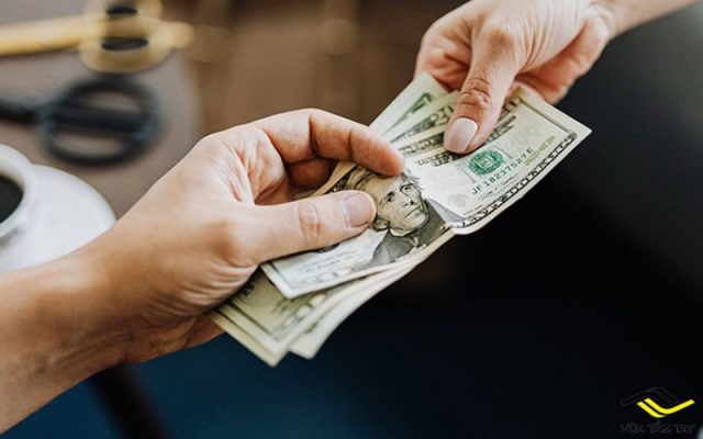 Nằm mơ thấy người ta đưa tiền cho mình hên hay xui