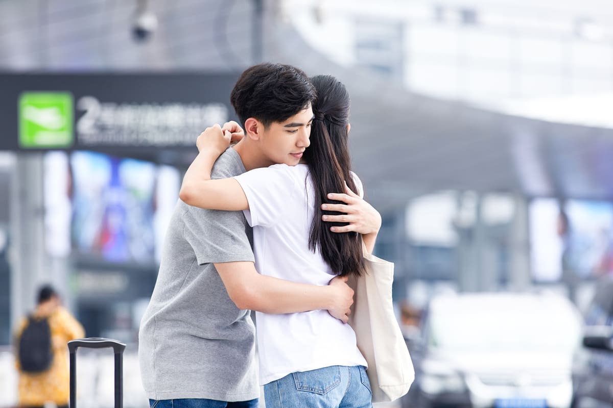 Nằm mơ gặp người yêu cũ ôm mình